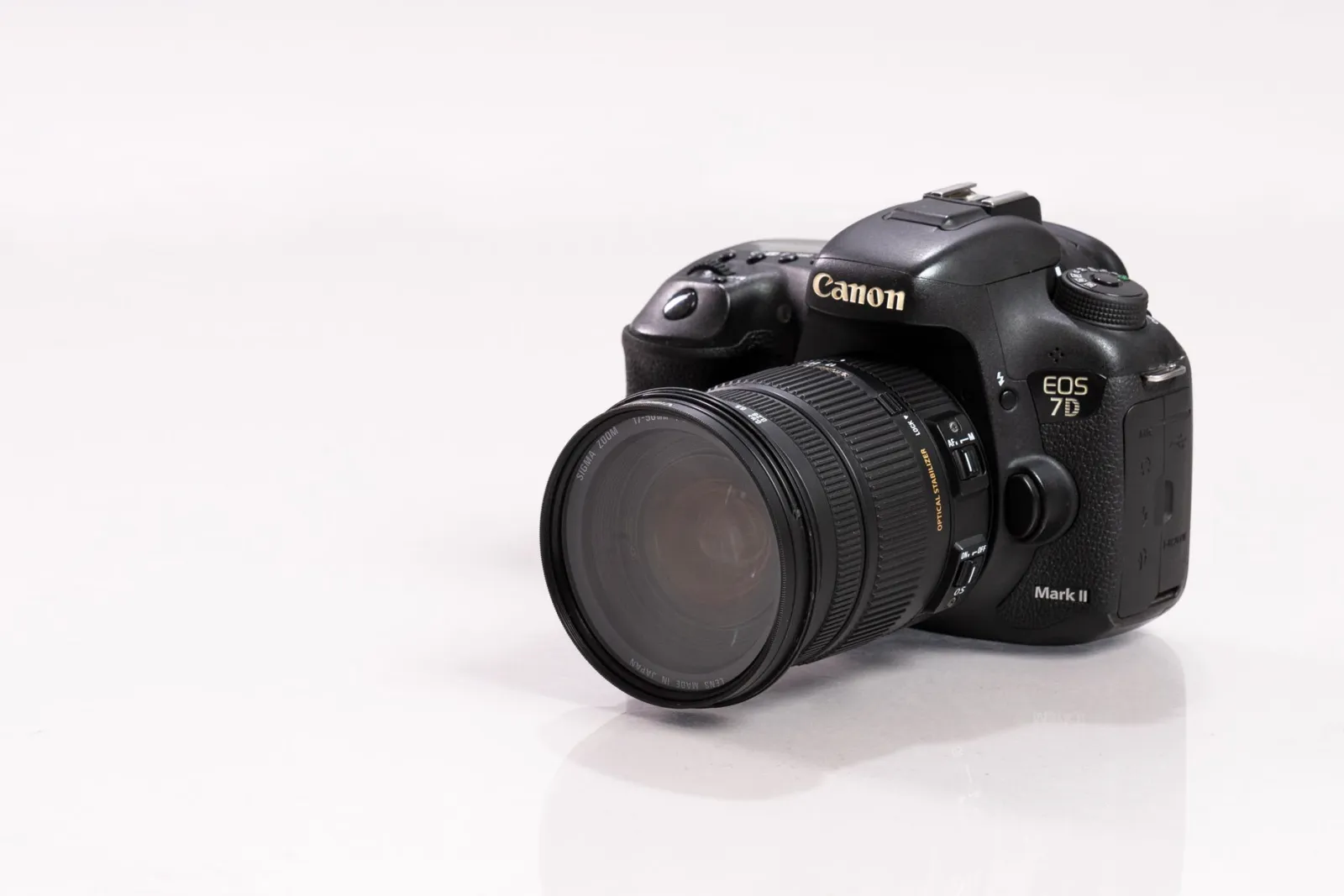 Gros plan d'un appareil photo reflex DSLR représentant le matériel derrière les pipelines automatisés de suppression d'arrière-plan