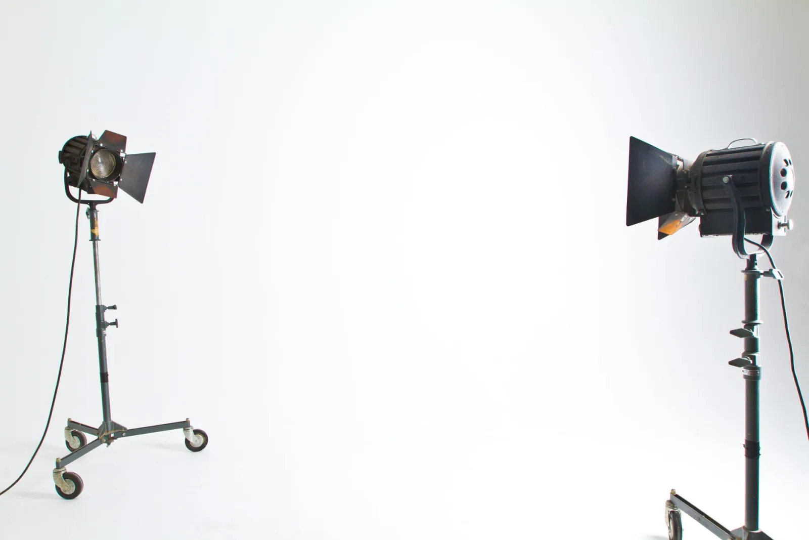 Projecteurs de studio éclairant un fond propre pour la suppression d'arrière-plan par lot de photos produit