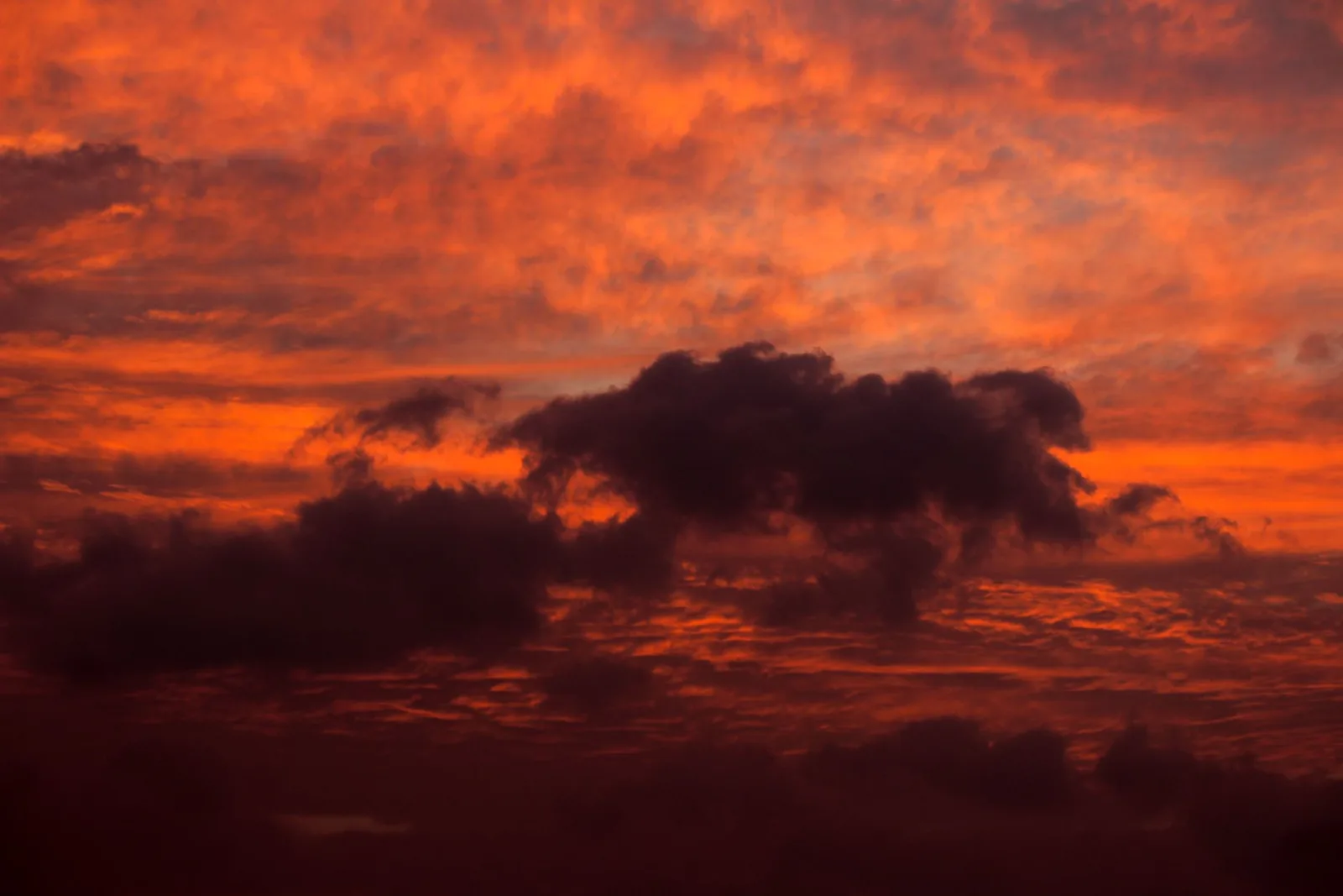 Red and orange clouds at sunset, a scene where a single exposure may suffice if the sensor range is sufficient