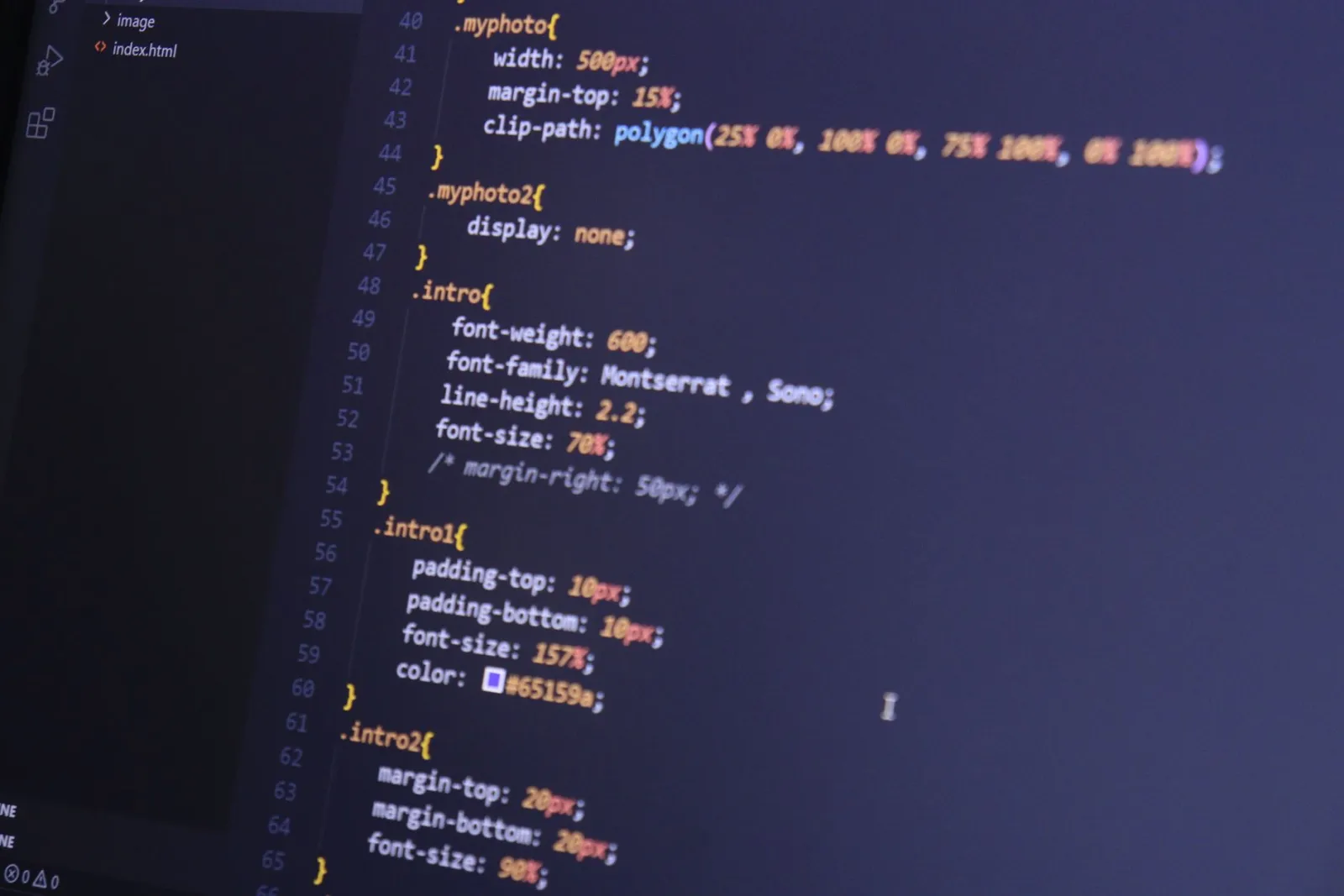 Código en un monitor mostrando bordes de texto de alto contraste, el tipo que la compresión JPEG maneja peor