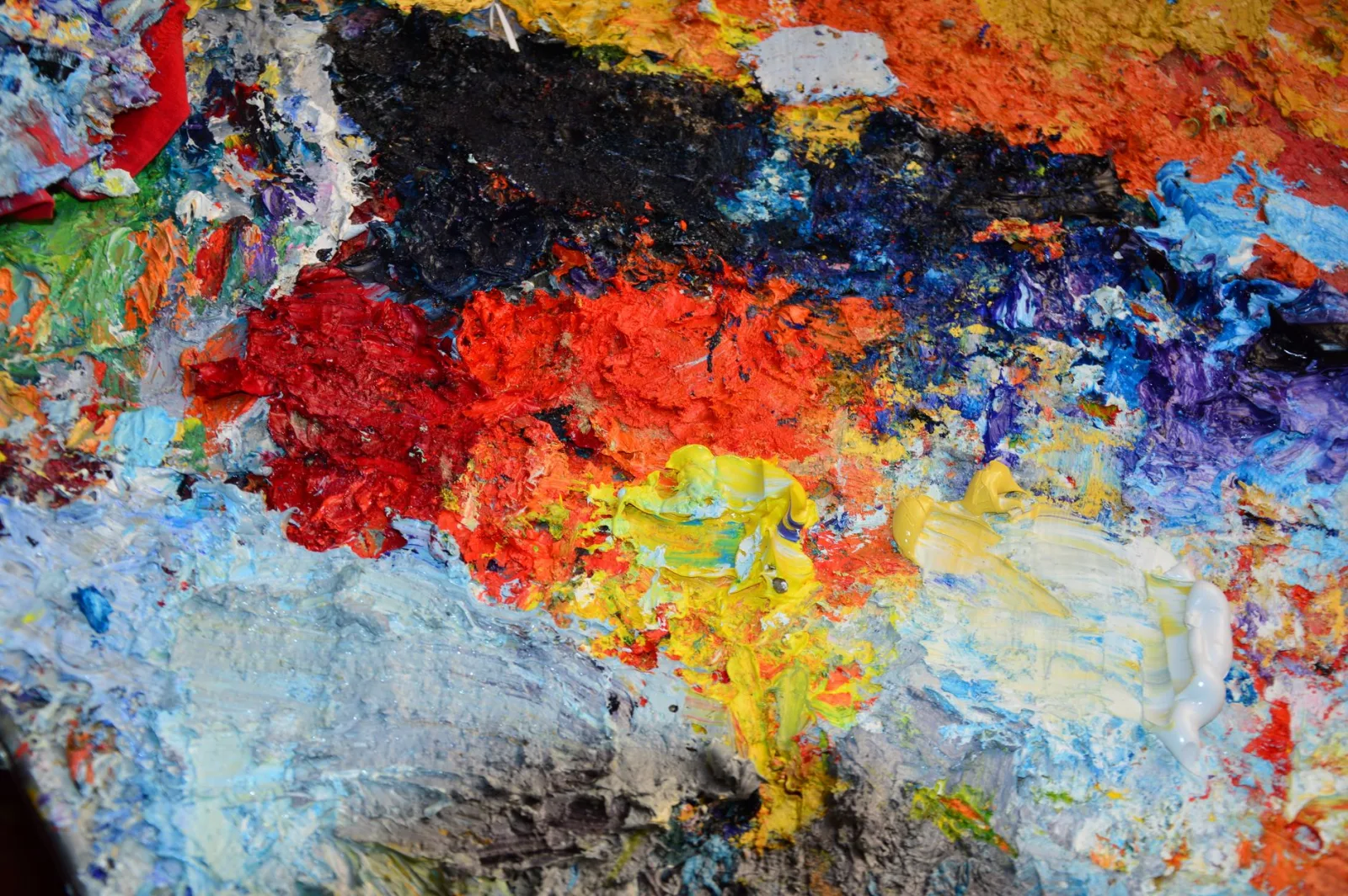 A close-up of an oil paint palette, the kind of rich texture overlay modes preserve