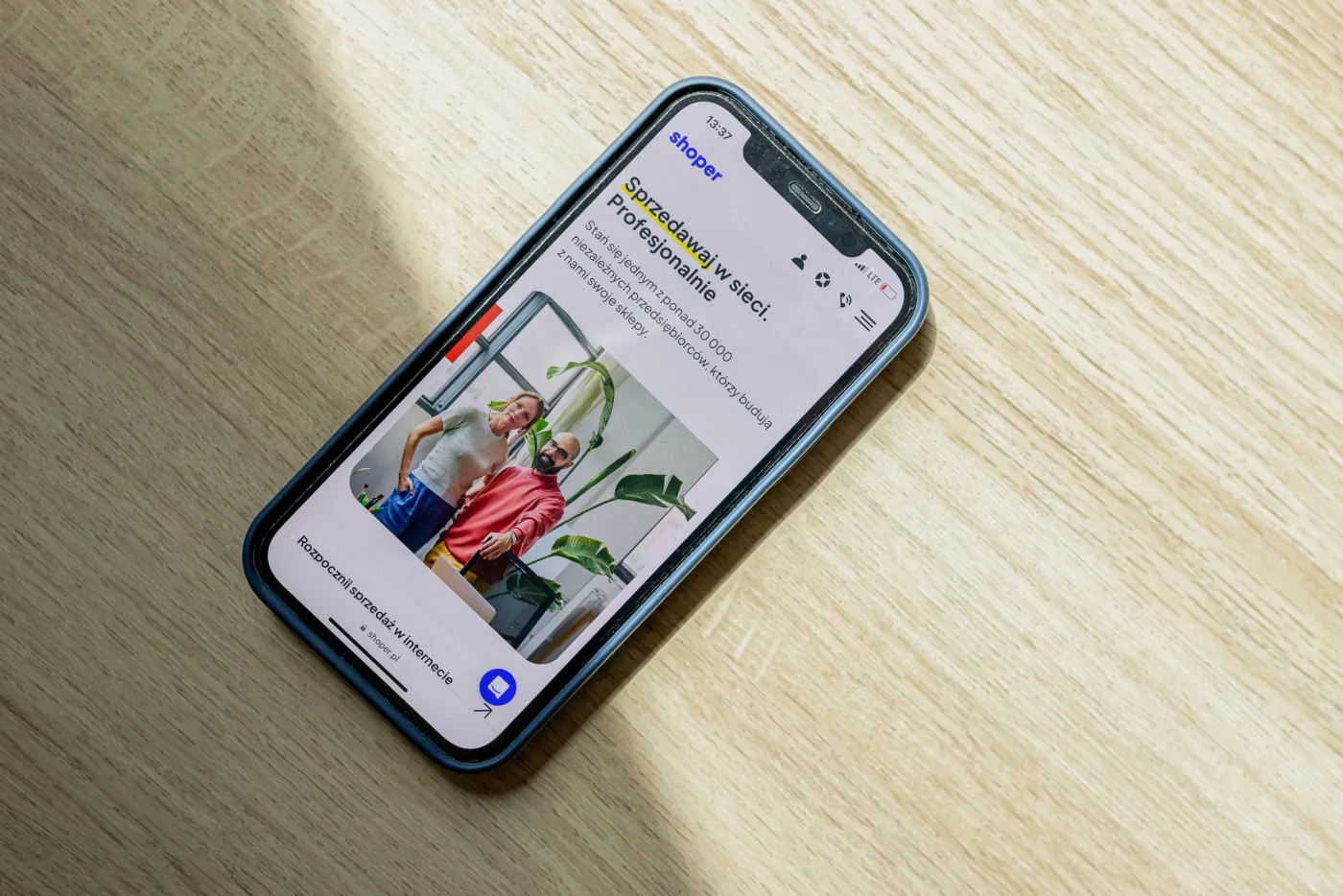 モバイルウェブのパフォーマンスと画像最適化を表現する、ECサイトを表示するスマートフォン
