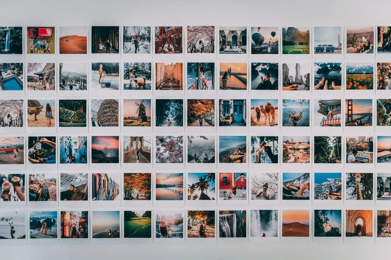 Mano che scorre un feed social media, il contesto in cui vengono effettivamente visualizzate le piastrelle del feed a puzzle